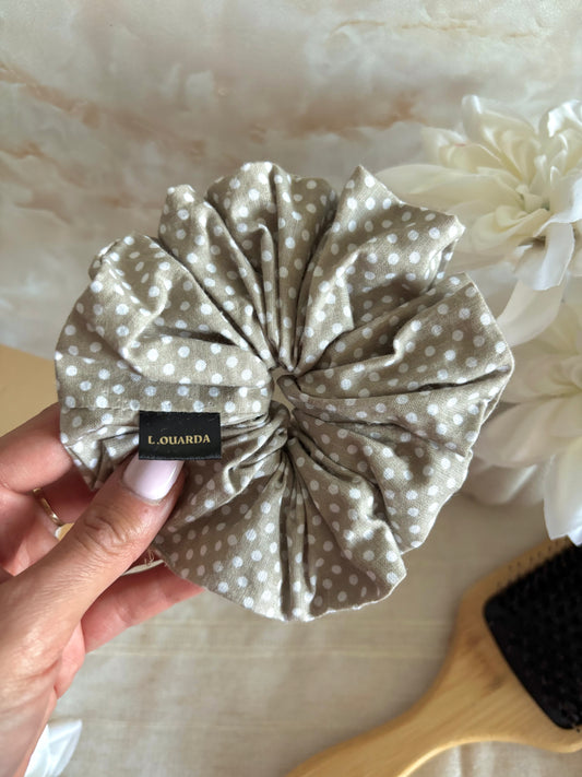 LIVIA Scrunchie XL beige mit Pünktchen