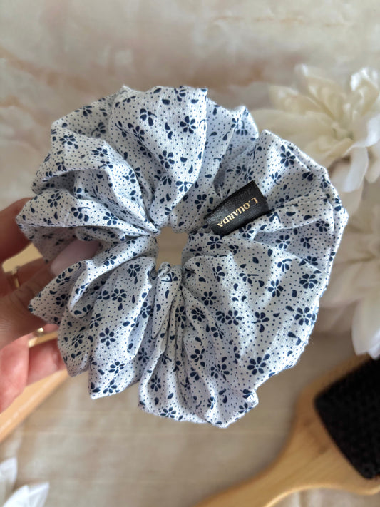 EVIA Scrunchie XL weiß mit blauen Blümchen