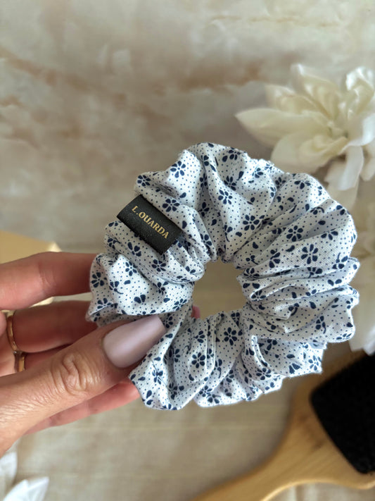 EVIA Scrunchie regular weiß mit blauen Blümchen