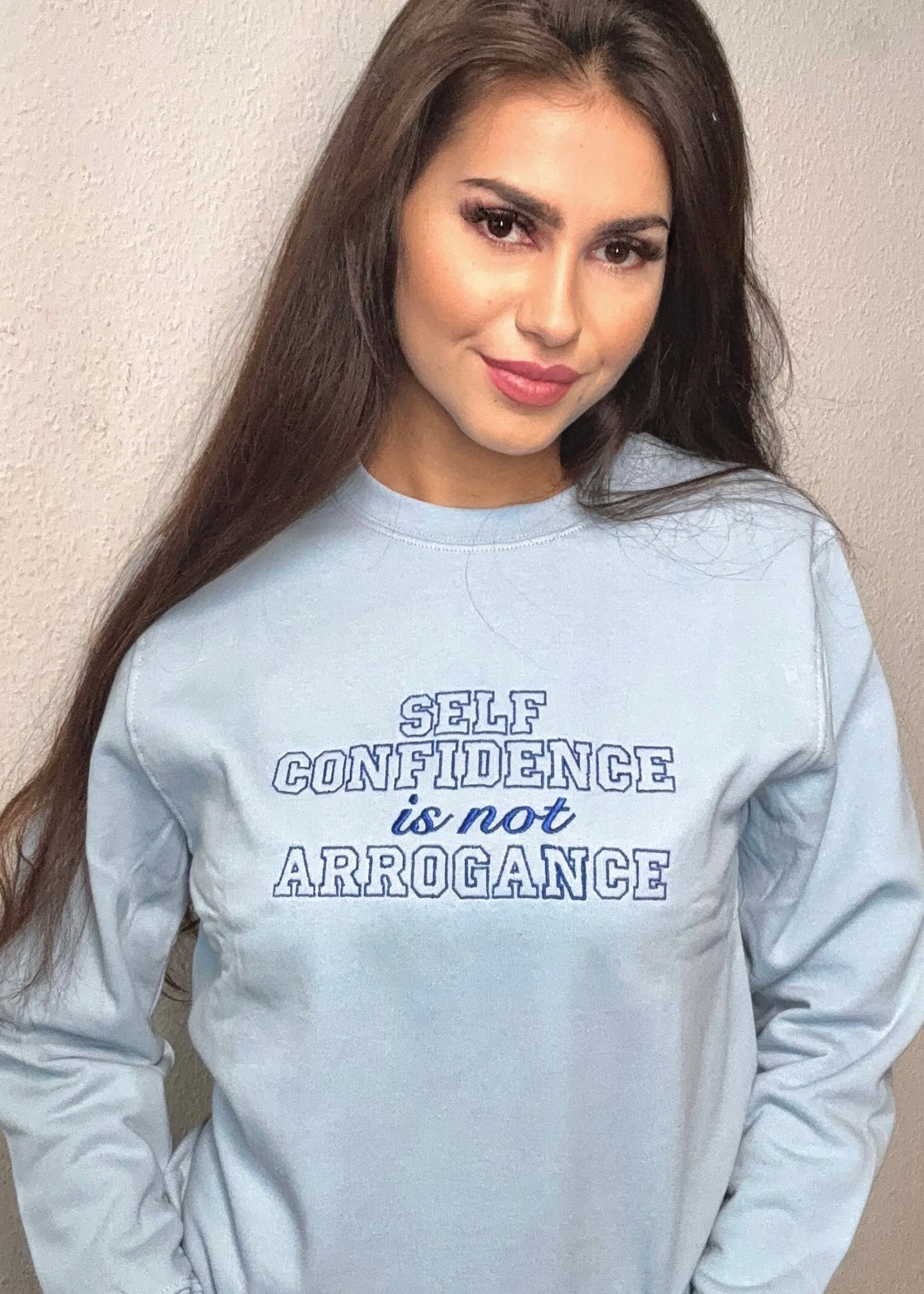 SELF-CONFIDENCE IS NOT ARROGANCE -  Crewneck mit Rundhalsausschnitt