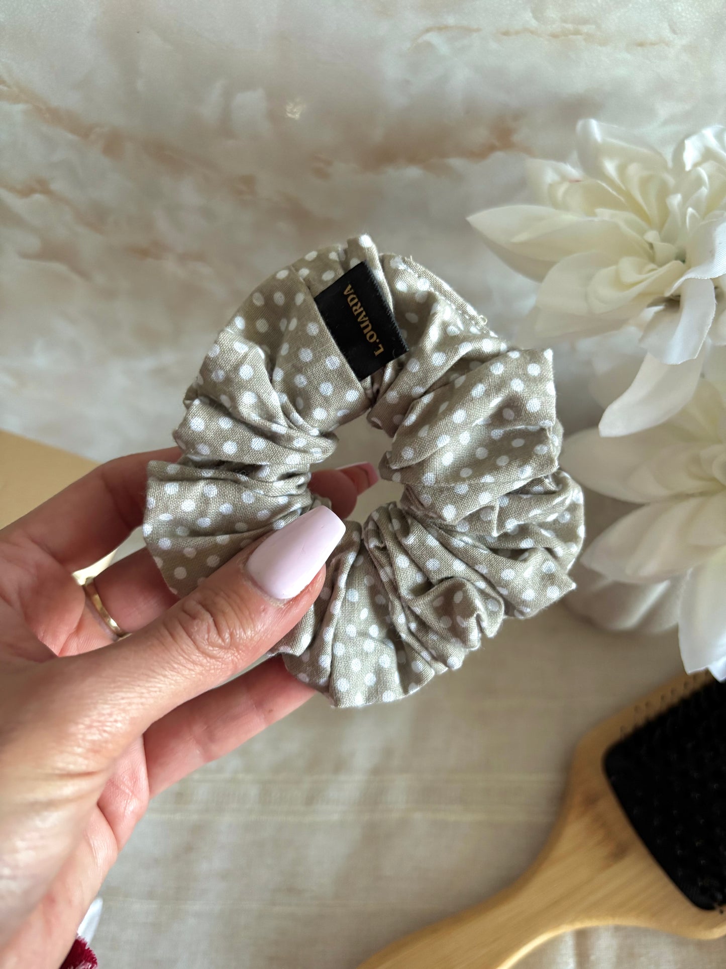 LIVIA Scrunchie regular beige mit Pünktchen