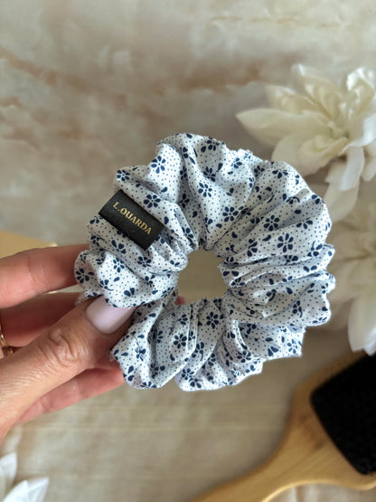 EVIA Scrunchie regular weiß mit blauen Blümchen