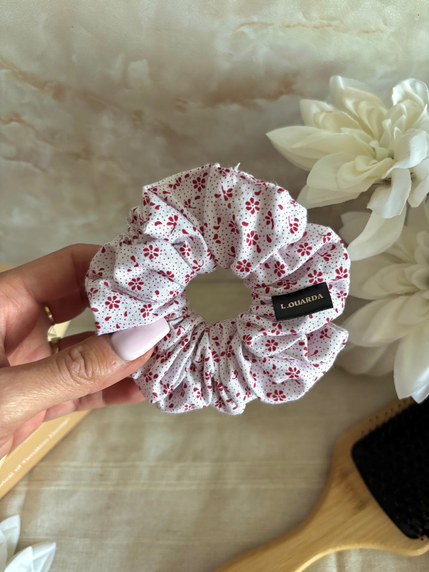 EVIA Scrunchie regular weiß mit roten Blümchen