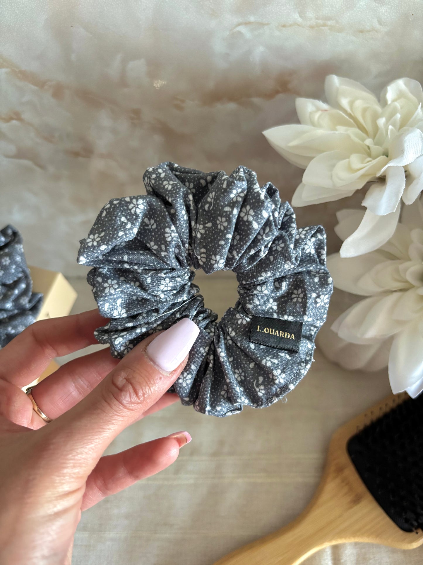 INES Scrunchie regular grau mit Blümchen