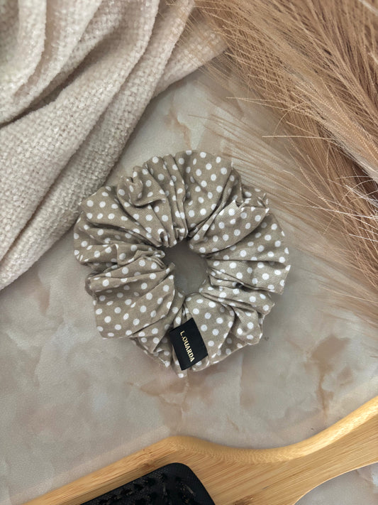 LIVIA Scrunchie regular beige mit Pünktchen