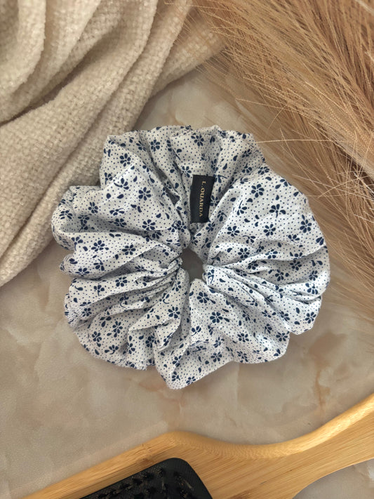 EVIA Scrunchie XL weiß mit blauen Blümchen