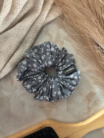 INES Scrunchie regular grau mit Blümchen
