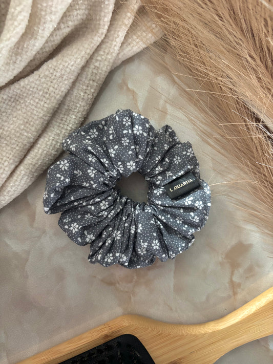 INES Scrunchie regular grau mit Blümchen